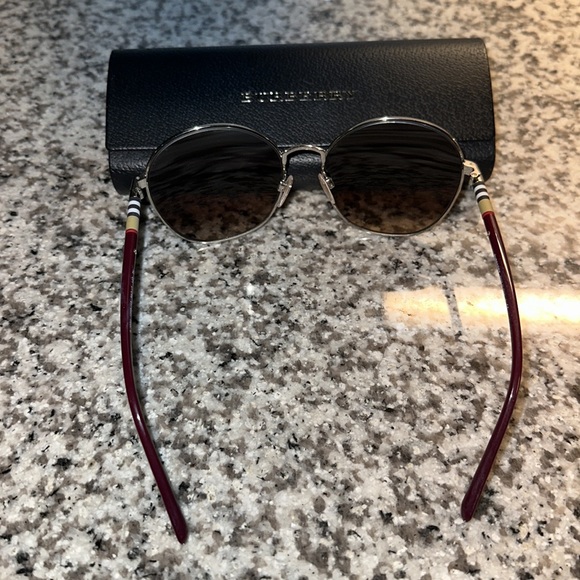 Burberry sunglasses - Picture 3 of 4